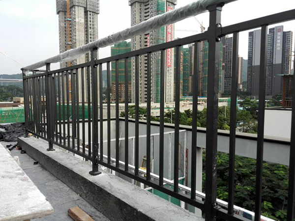 最適合做陽臺護(hù)欄的三大材質(zhì)！