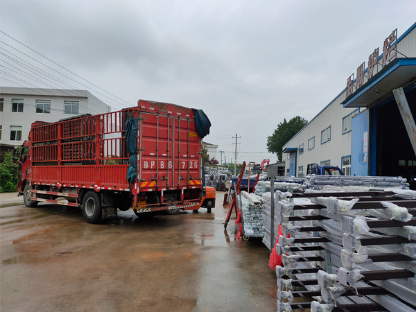 2020年7月15日上午鋁合金百葉窗產(chǎn)品裝車發(fā)貨！