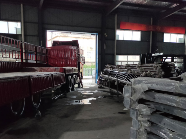 金用護(hù)欄2020年7月18日鋅鋼陽(yáng)臺(tái)護(hù)欄產(chǎn)品裝車發(fā)貨！