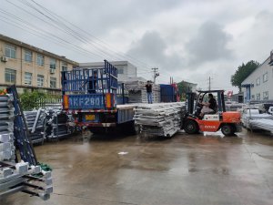 金用護欄2020年7月28日鋅鋼陽臺玻璃護欄裝車發貨！