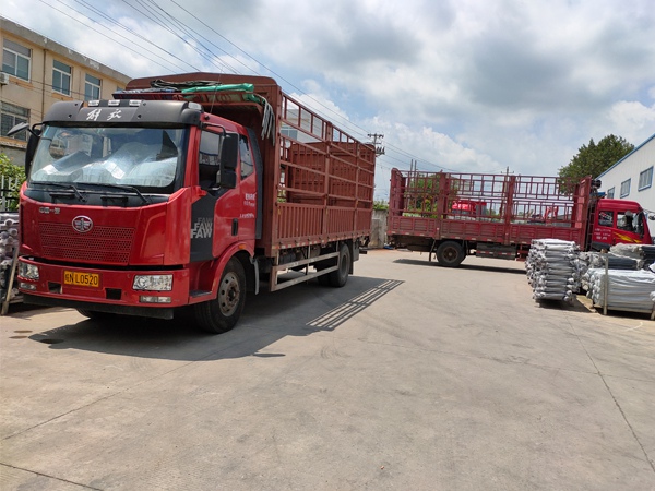 金用護欄2020年8月4日鋁合金百葉窗裝車發貨! 金用護欄2020年8月4日鋁合金百葉窗裝車發貨!