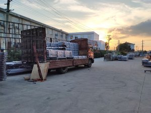 金用護(hù)欄2020年8月4日鋅鋼陽臺玻璃護(hù)欄裝車發(fā)貨！
