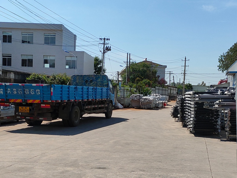 金用護欄2020年8月12日鋁合金玻璃護欄裝車發貨！