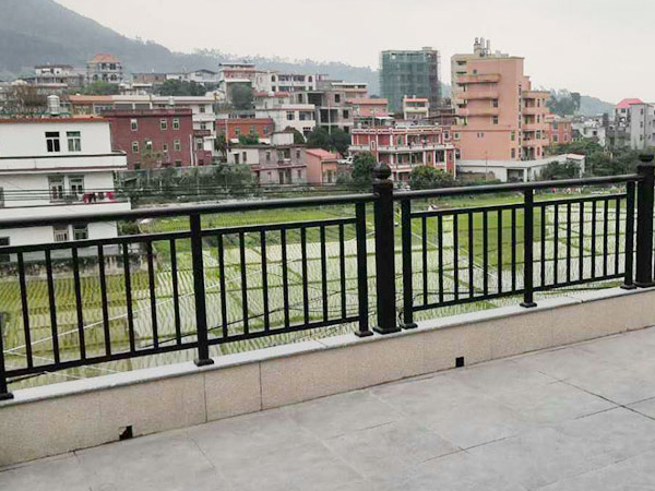 為什么建議大家選鋅鋼陽臺護欄而不選鐵藝或不銹鋼,原因在這里! 為什么建議大家選鋅鋼陽臺護欄而不選鐵藝或不銹鋼,原因在這里!