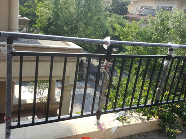 哪種陽臺護欄最適合小區(qū)樓盤上使用？這種材質(zhì)最合適！