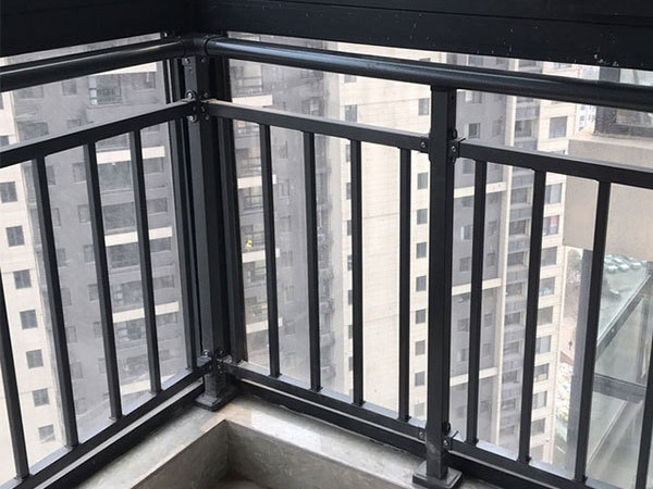 鋅鋼護(hù)欄由哪些部分組成？