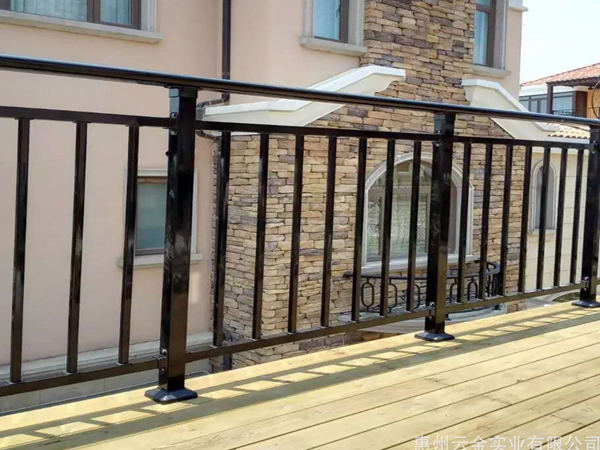 陽(yáng)臺(tái)護(hù)欄有什么作用？