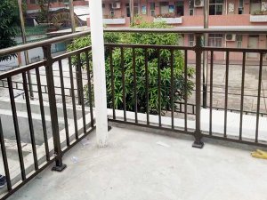 陽臺(tái)護(hù)欄用什么材料好？