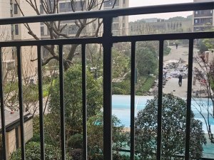 鋅鋼陽臺(tái)護(hù)欄和鐵藝陽臺(tái)護(hù)欄誰更值得選擇？