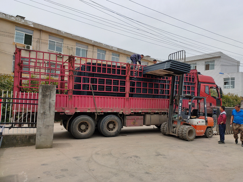 金用護欄2021年5月6日鋅鋼百葉窗發(fā)貨! 金用護欄2021年5月6日鋅鋼百葉窗發(fā)貨!