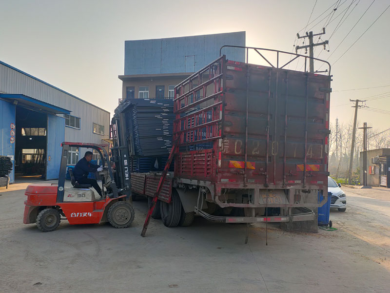 金用護(hù)欄2021年12月4日鋅鋼百葉窗裝車(chē)發(fā)貨! 金用護(hù)欄2021年12月4日鋅鋼百葉窗裝車(chē)發(fā)貨!