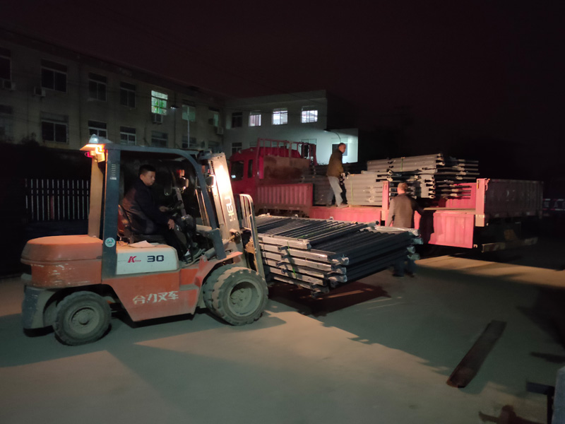 金用護欄2021年12月8日鋅鋼陽臺欄桿裝車發貨! 金用護欄2021年12月8日鋅鋼陽臺欄桿裝車發貨!