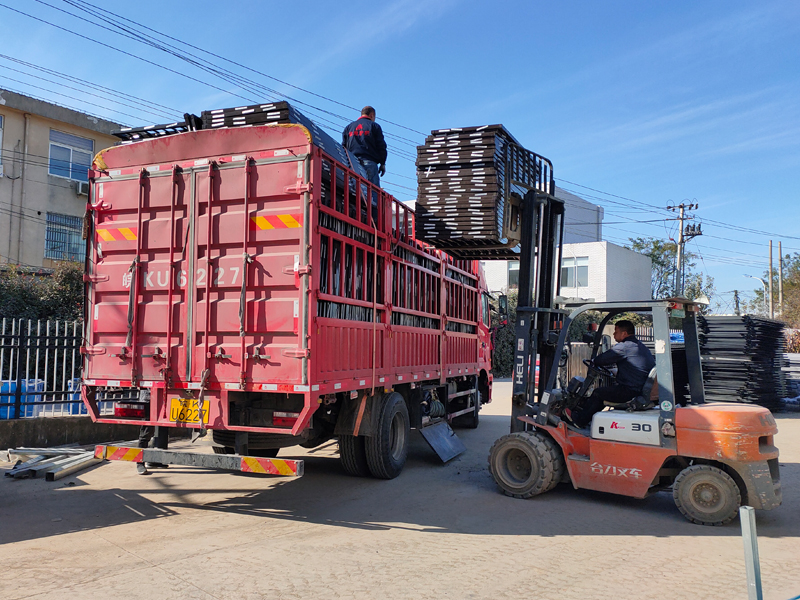 金用護欄2021年12月11日鋅鋼百葉窗裝車發貨！