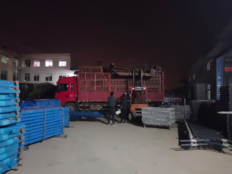 金用護欄2021年12月15日鋁合金百葉窗裝車發貨！