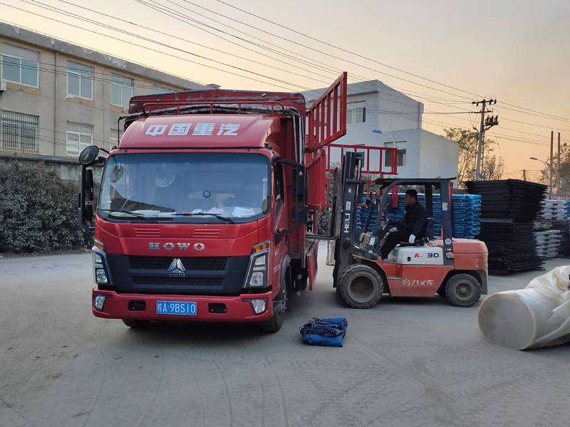 金用護欄2021年12月16日鋅鋼連廊欄桿裝車發貨! 金用護欄2021年12月16日鋅鋼連廊欄桿裝車發貨!