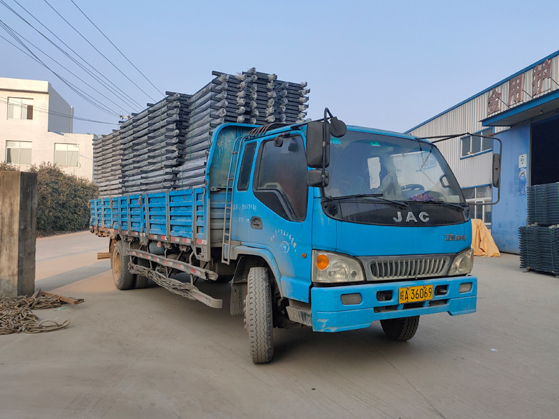 金用護(hù)欄2021年12月22日鋅鋼空調(diào)欄桿裝車發(fā)貨！