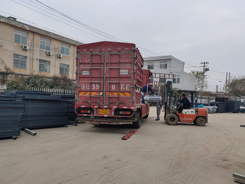 金用護欄2021年12月29日鋅鋼陽臺欄桿裝車發貨！