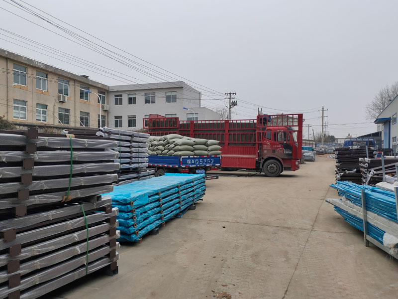 金用護欄2022年1月15日鋅鋼飄窗欄桿裝車發貨! 金用護欄2022年1月15日鋅鋼飄窗欄桿裝車發貨!