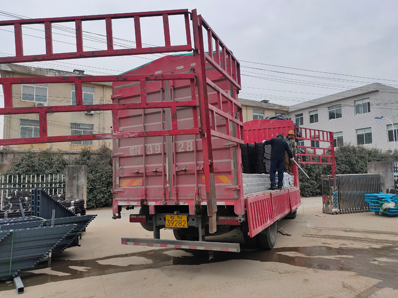 金用護(hù)欄2022年1月18日鋅鋼飄窗欄桿裝車發(fā)貨! 金用護(hù)欄2022年1月18日鋅鋼飄窗欄桿裝車發(fā)貨!