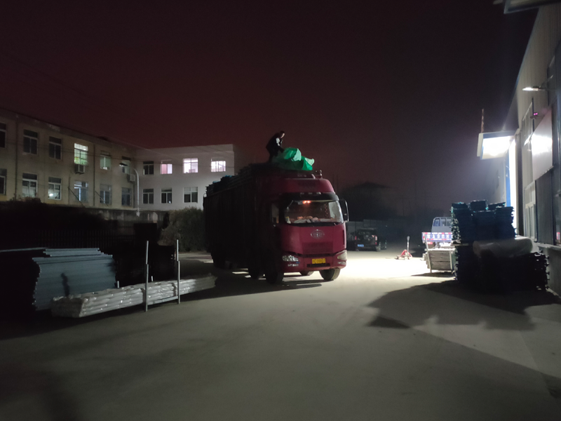 金用護欄2022年1月20日鋅鋼陽臺欄桿裝車發貨! 金用護欄2022年1月20日鋅鋼陽臺欄桿裝車發貨!