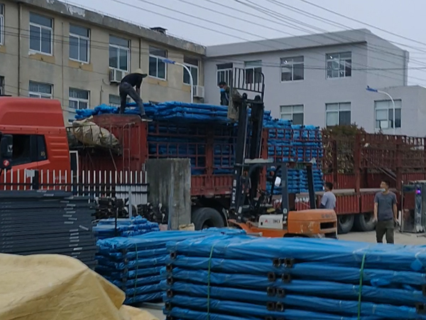 金用護欄2022年4月13日鋅鋼百葉窗裝車發貨! 金用護欄2022年4月13日鋅鋼百葉窗裝車發貨!