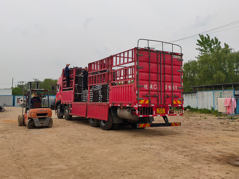 金用護欄2022年4月24日鋅鋼連廊欄桿裝車發(fā)貨! 金用護欄2022年4月24日鋅鋼連廊欄桿裝車發(fā)貨!