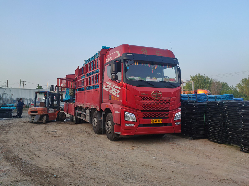 金用護欄2022年4月25日鋅鋼陽臺護欄裝車發貨！