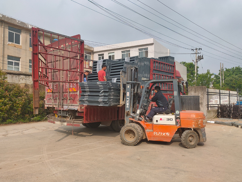 金用護欄2022年4月30日鋅鋼百葉窗裝車發貨! 金用護欄2022年4月30日鋅鋼百葉窗裝車發貨!