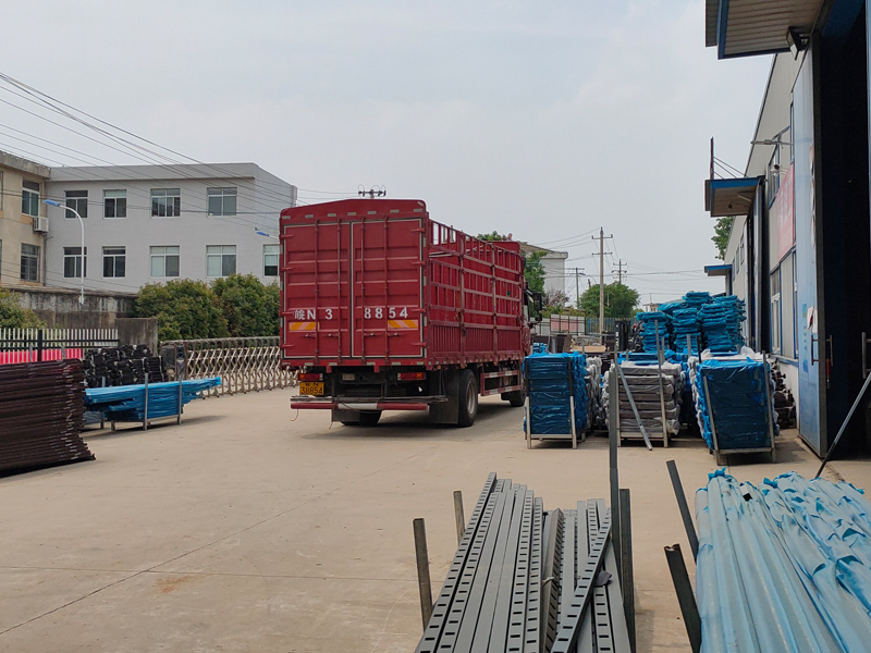 金用護欄2022年5月12日鋅鋼百葉窗裝車發(fā)貨! 金用護欄2022年5月12日鋅鋼百葉窗裝車發(fā)貨!