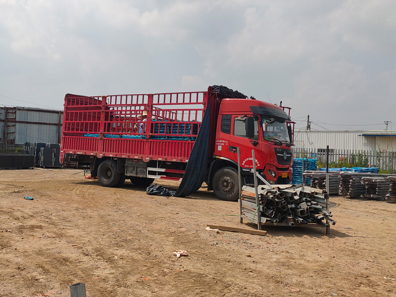 金用護欄2022年6月17日鋅鋼陽臺欄桿裝車發貨! 金用護欄2022年6月17日鋅鋼陽臺欄桿裝車發貨!