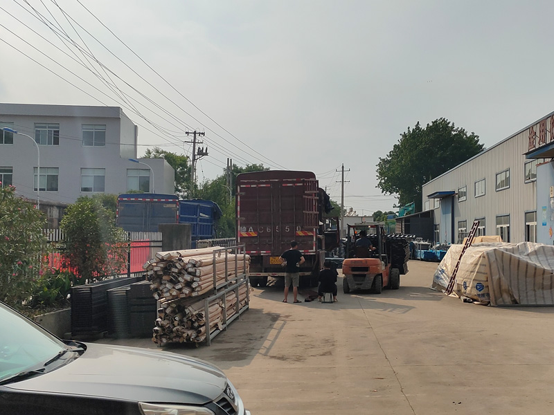 金用護欄2022年6月18日鋅鋼百葉窗裝車發貨！