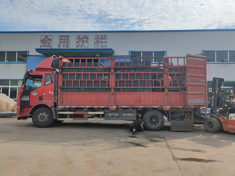 金用護(hù)欄2022年7月9日鋅鋼百葉窗裝車(chē)發(fā)貨! 金用護(hù)欄2022年7月9日鋅鋼百葉窗裝車(chē)發(fā)貨!