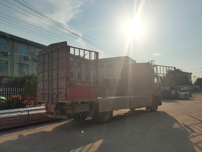 金用護(hù)欄2022年7月11日鋅鋼百葉窗裝車(chē)發(fā)貨！