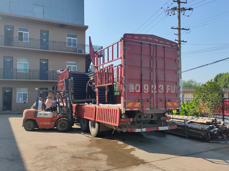 金用護欄2022年7月12日鋅鋼百葉窗裝車發貨! 金用護欄2022年7月12日鋅鋼百葉窗裝車發貨!