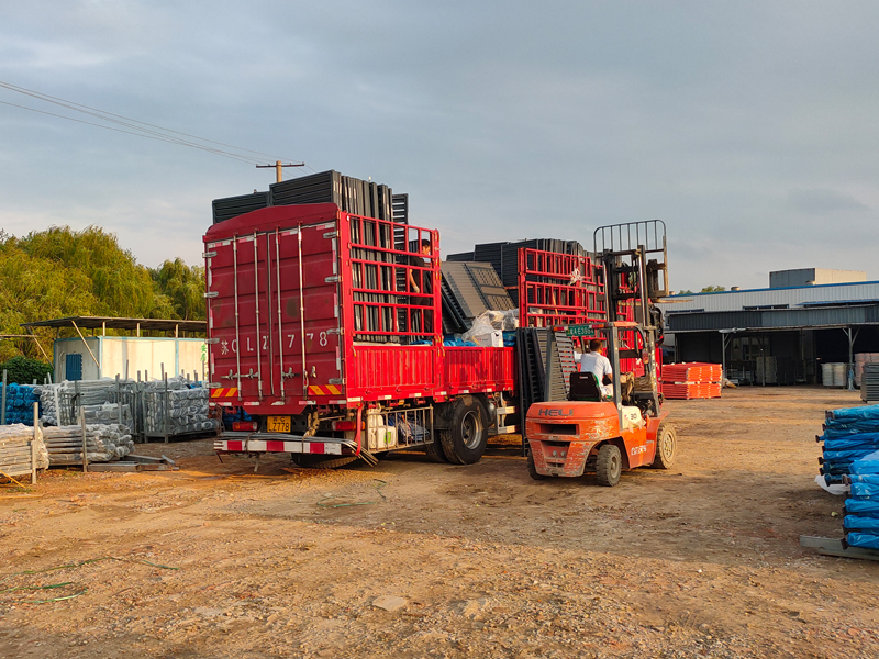 金用護(hù)欄2022年7月21日鋅鋼百葉窗裝車(chē)發(fā)貨！