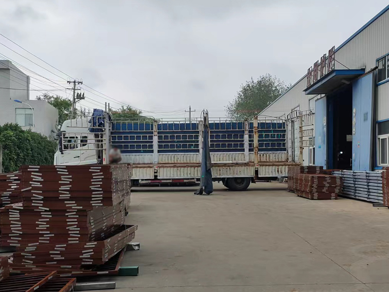 金用護(hù)欄2022年9月1日鋁合金百葉窗裝車發(fā)貨！