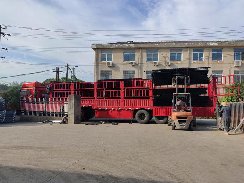 金用護欄2022年9月13日鋅鋼圍墻護欄裝車發貨！