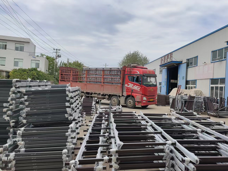 金用護欄2022年9月22日鋅鋼玻璃欄桿裝車發(fā)貨！