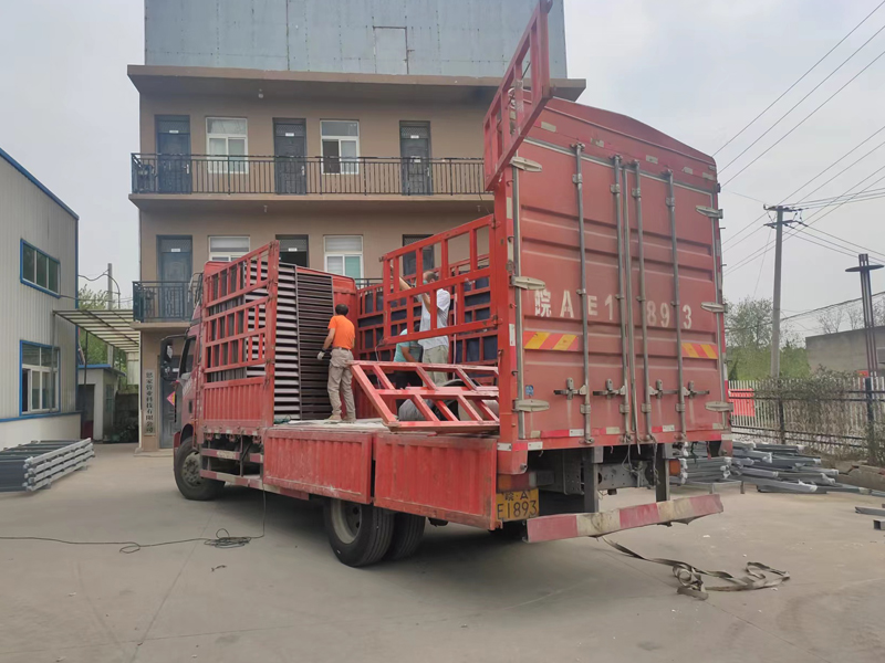 金用護(hù)欄2022年9月27日鋅鋼百葉窗裝車(chē)發(fā)貨! 金用護(hù)欄2022年9月27日鋅鋼百葉窗裝車(chē)發(fā)貨!