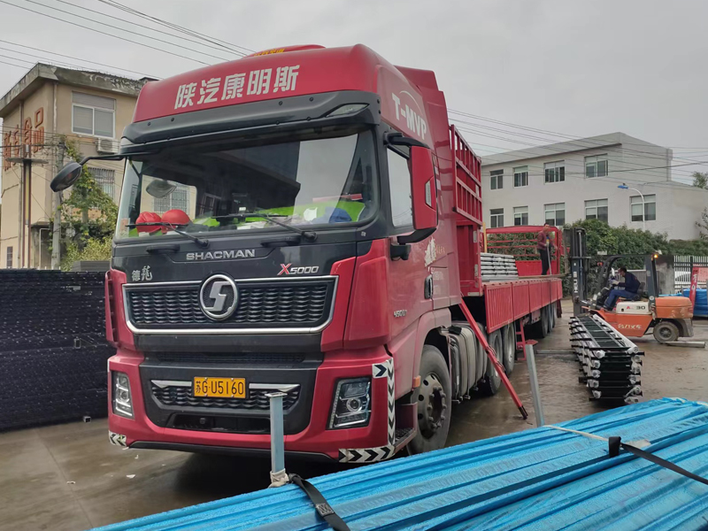 金用護(hù)欄2022年11月1日鋅鋼連廊欄桿裝車發(fā)貨！