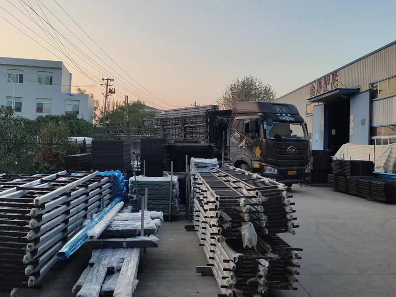 金用護欄2022年11月3日鋅鋼連廊護欄裝車發貨! 金用護欄2022年11月3日鋅鋼連廊護欄裝車發貨!