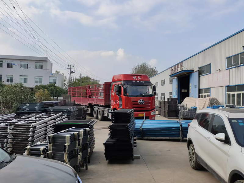 金用護欄2022年11月4日鋅鋼組裝護欄裝車發貨！