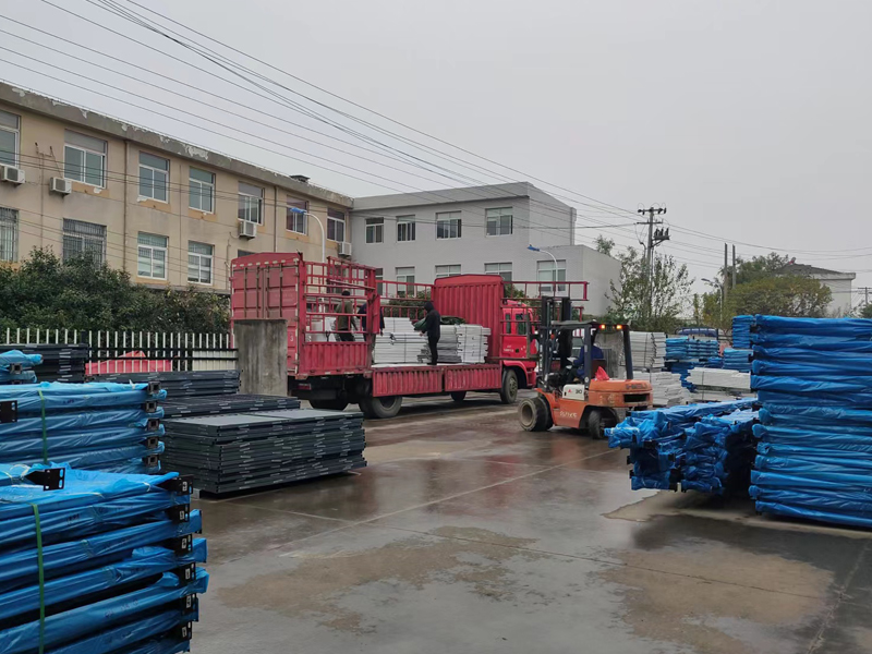 金用護欄2022年11月24日鋅鋼護窗欄桿裝車發貨! 金用護欄2022年11月24日鋅鋼護窗欄桿裝車發貨!