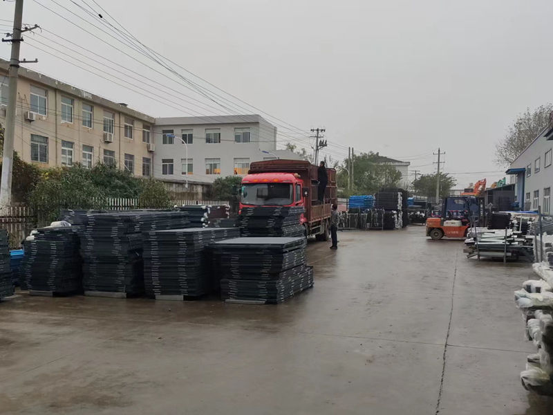  金用護(hù)欄2022年11月29日鋅鋼百葉窗裝車發(fā)貨！