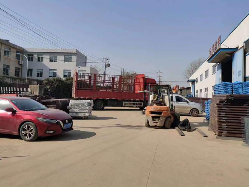 金用護欄2022年12月21日鋅鋼連廊護欄裝車發貨！