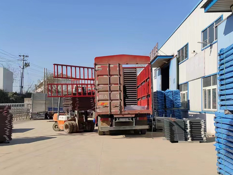 金用護(hù)欄2022年12月24日鋅鋼百葉窗裝車(chē)發(fā)貨！