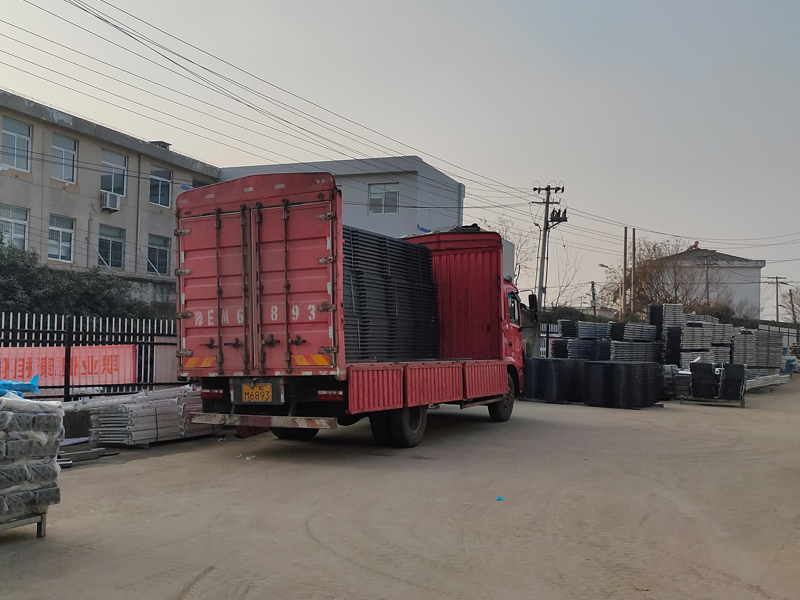 金用護(hù)欄2023年1月3日鋅鋼連廊欄桿裝車(chē)發(fā)貨! 金用護(hù)欄2023年1月3日鋅鋼連廊欄桿裝車(chē)發(fā)貨!