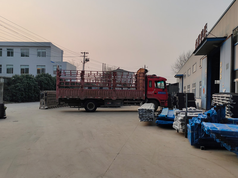 金用護欄2023年3月1日鋅鋼護窗欄桿裝車發(fā)貨！