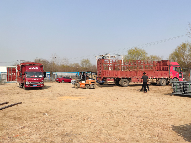 金用護欄2023年3月4日鋅鋼陽臺護欄裝車發貨！