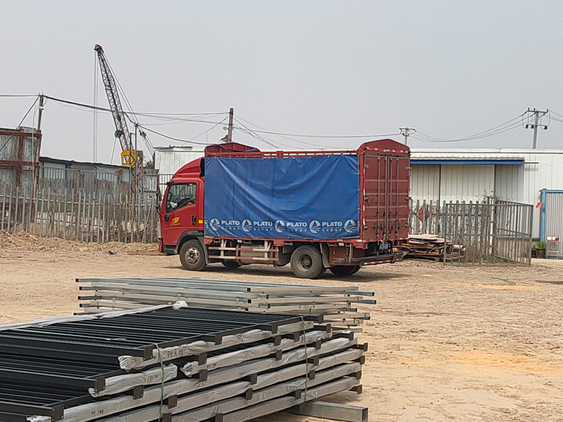 金用護欄2023年3月16日鋅鋼連廊欄桿裝車發貨！